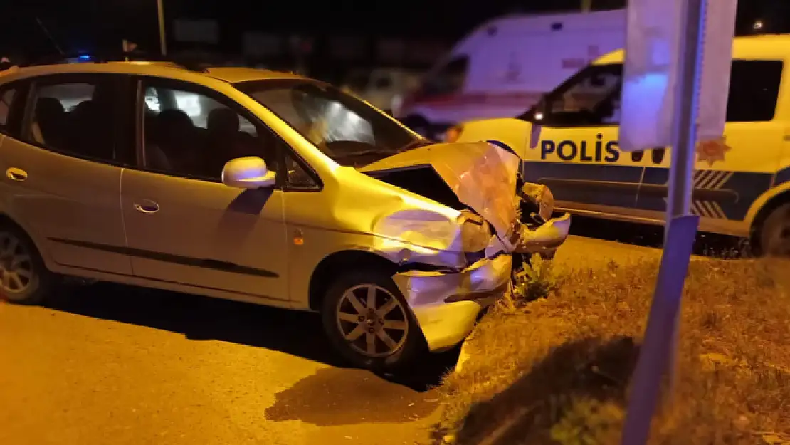 Polis aracına arkadan çarptı