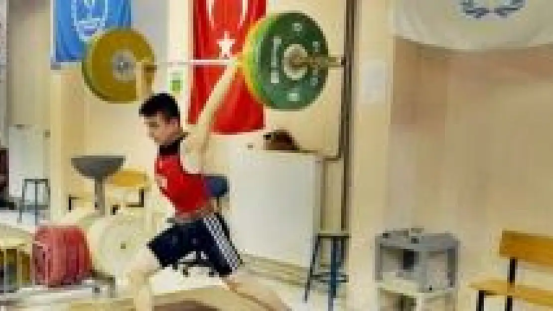 Şampiyon haltercimiz işi sıkı tutuyor