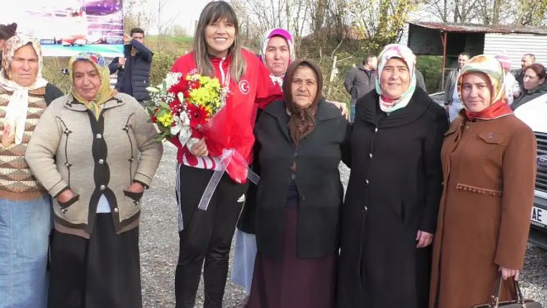 Şennur Demir'e davullu zurnalı karşılama