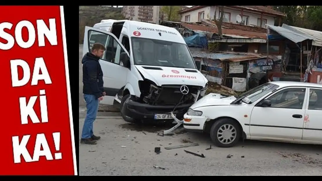 Servis minibüsü otomobil ile çarpıştı