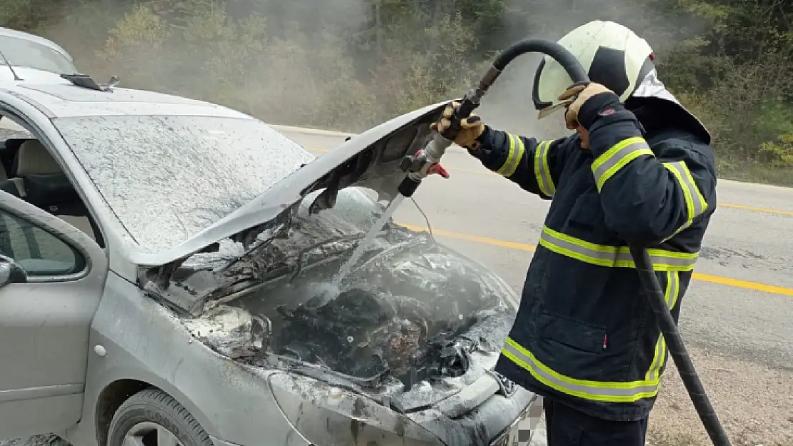 Seyir halindeki otomobilde yangın çıktı