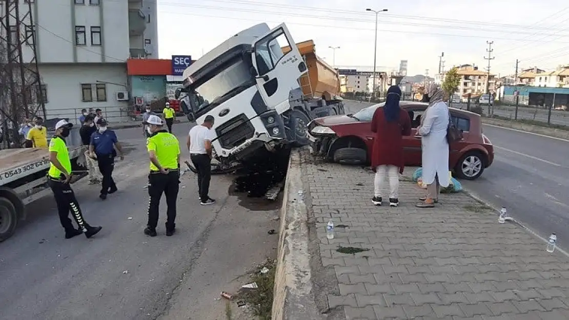 Son dakika, Tır ile otomobil çarpıştı