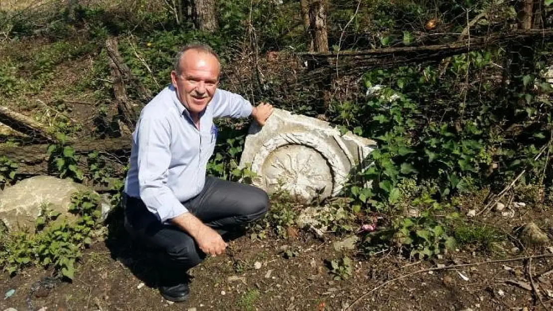 Tarladan çıktı, 10 yıldır yol kenarında