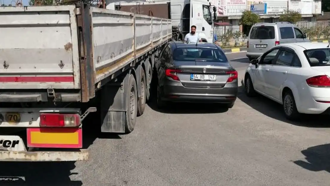 Tır ile otomobil birbirine girdi