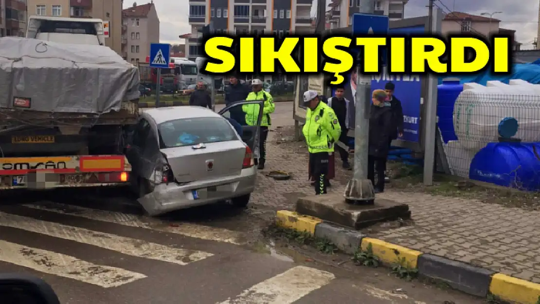 Tır kavşakta otomobili sıkıştırdı