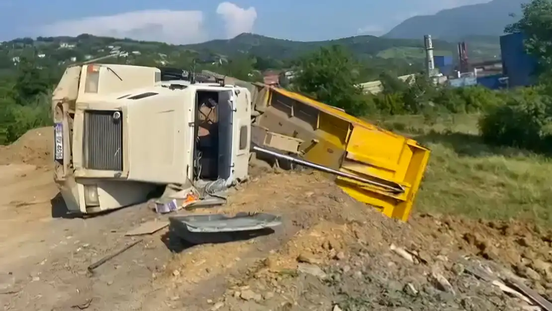 Toprak boşaltan kamyon devrildi