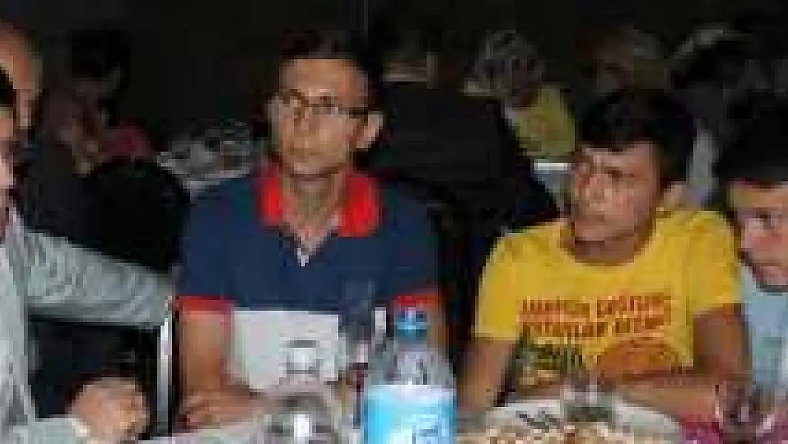 TUNÇ 'KARDEŞLİK İFTARI'NDA' YETİMLERLE İFTARINI AÇTI