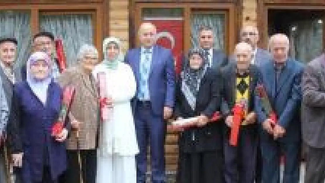 Vali, huzurevi sakinleriyle çay sohbeti yaptı