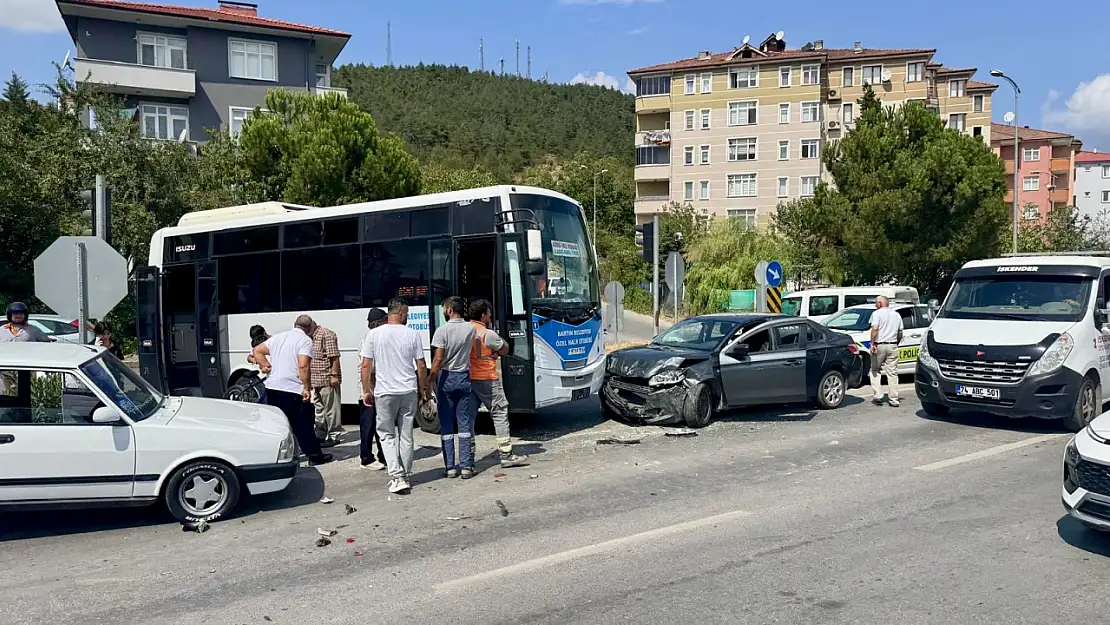 Valilik konut kavşağında zincirleme kaza