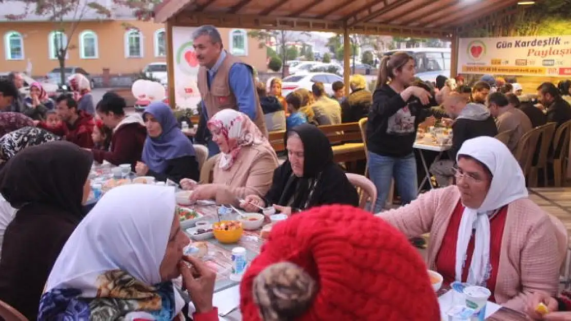 Yardımeli Derneğinden iftar yemeği