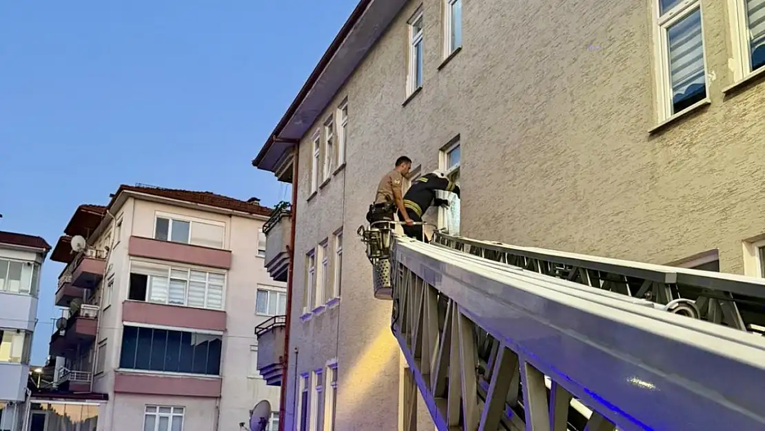 Yaşlı kadının çığlıklarını komşuları duydu