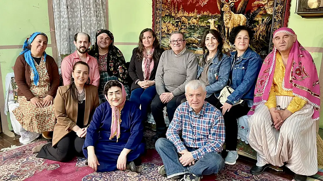 Yazıyor, yönetiyor, oynuyor
