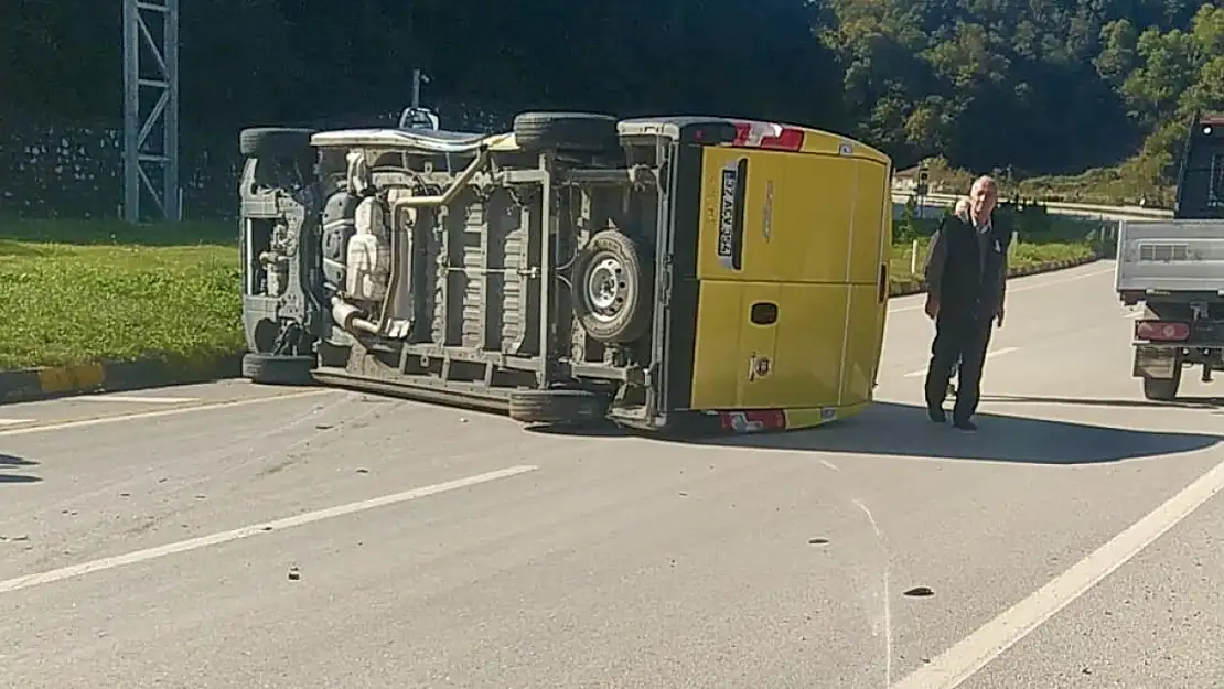 Yolcu minibüsü ile dağıtım aracı çarpıştı