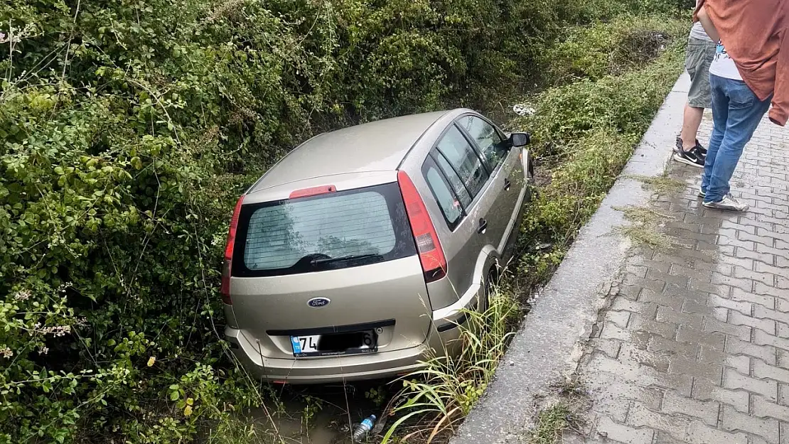 Yoldan çıkan araç kanala düştü