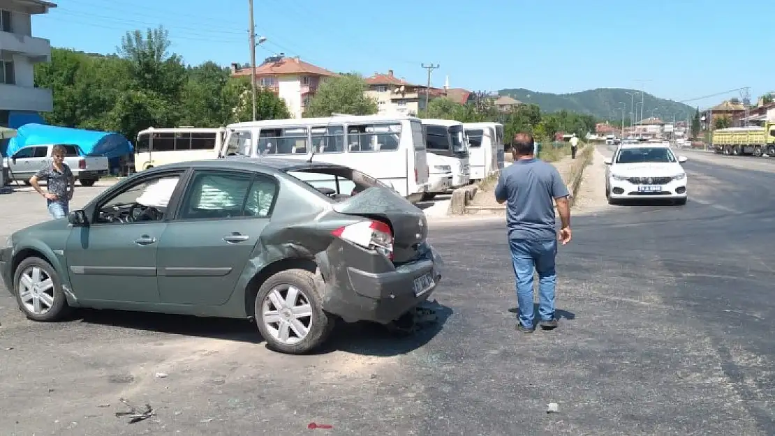 Zincirleme kazada 3 araç çarpıştı