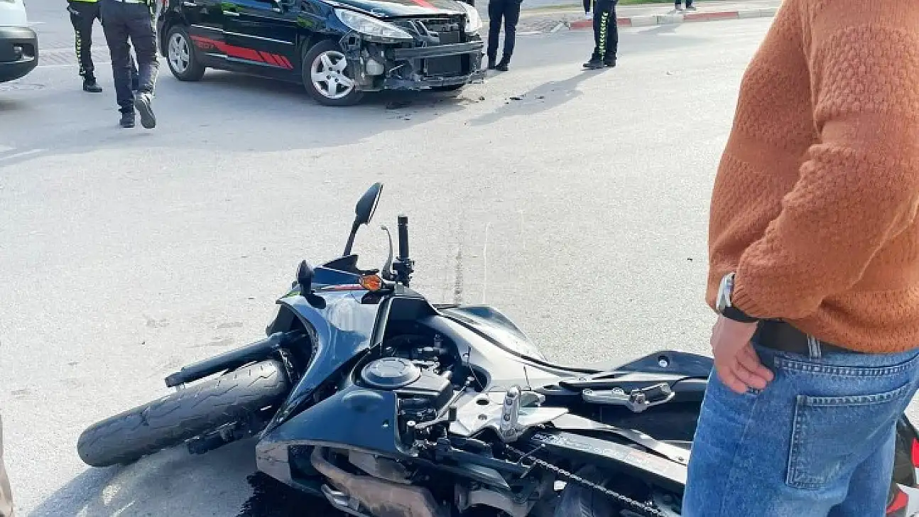Otomobil ile motosiklet çarpıştı, 1 yaralı