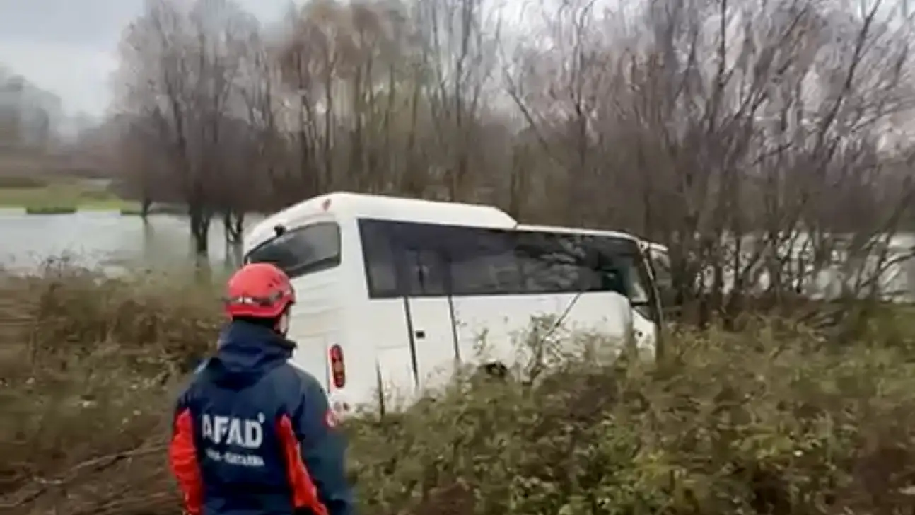 Servis minibüsü yoldan çıktı