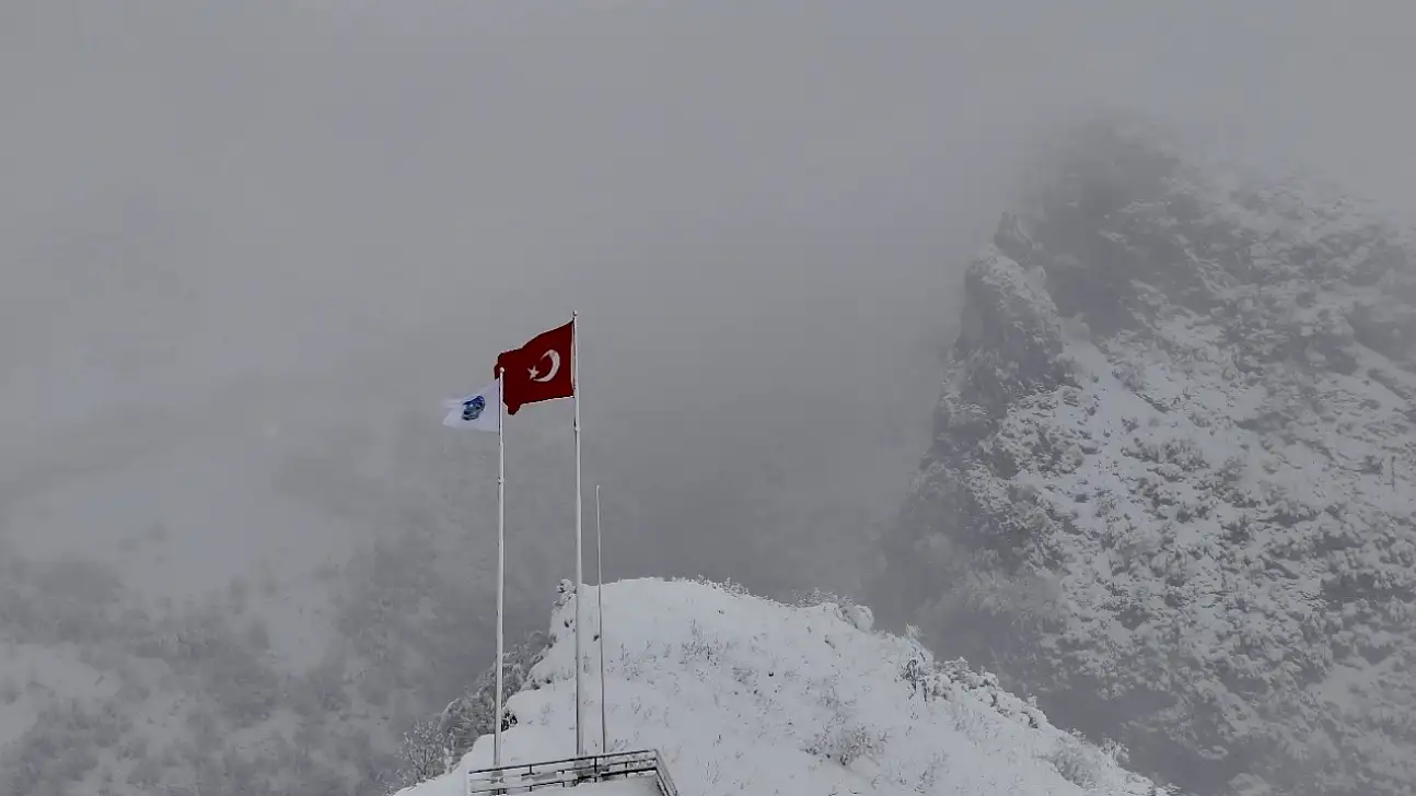 Zirvede kar manzarası