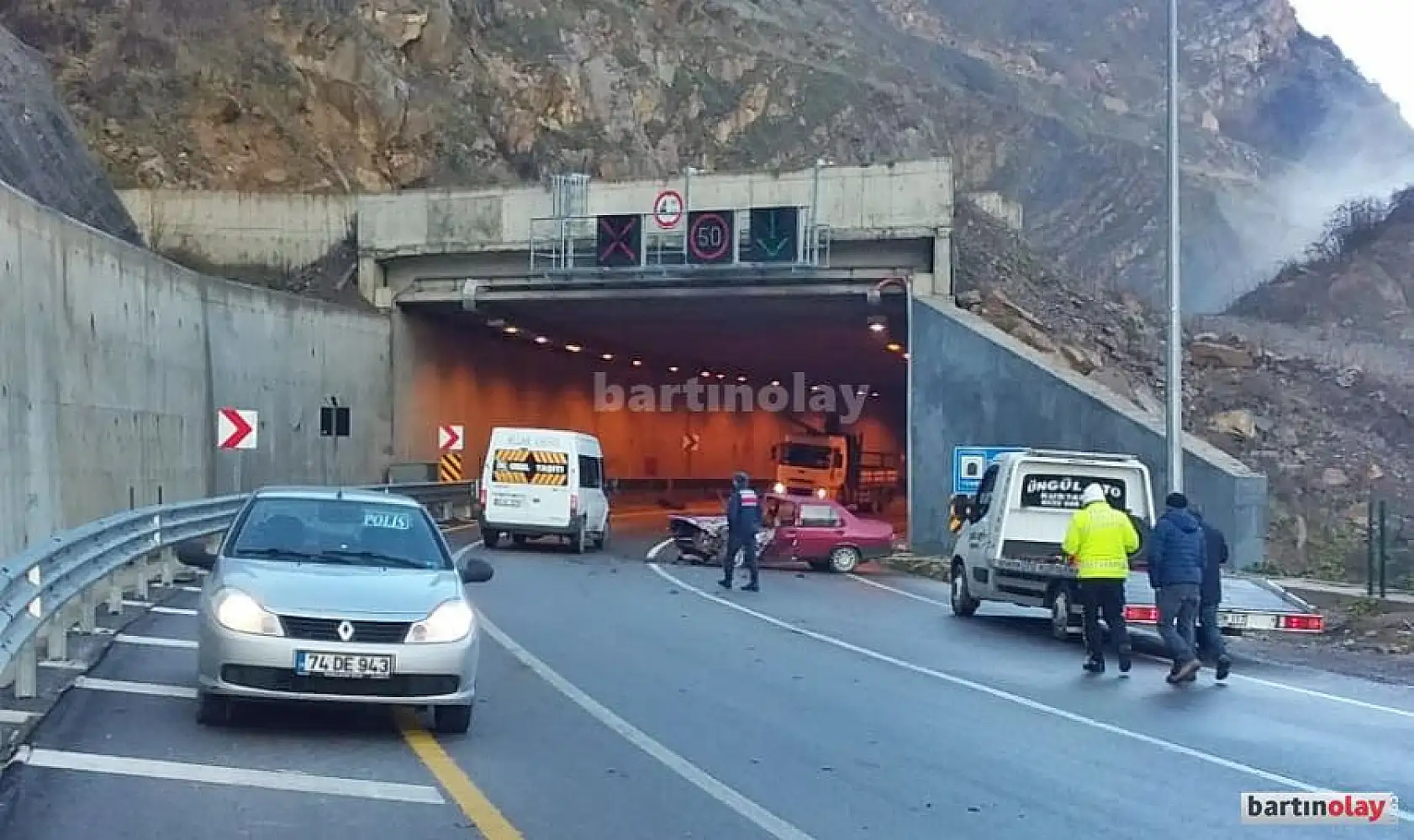 Buzlanan yolda duvara çarptı