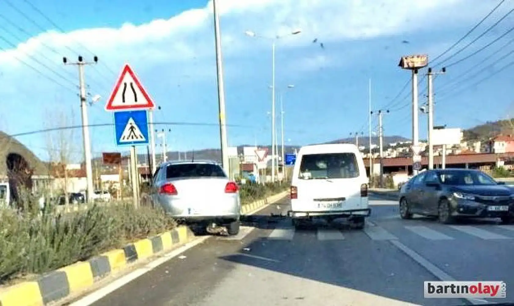 Yayaya yol veren araca çarptı