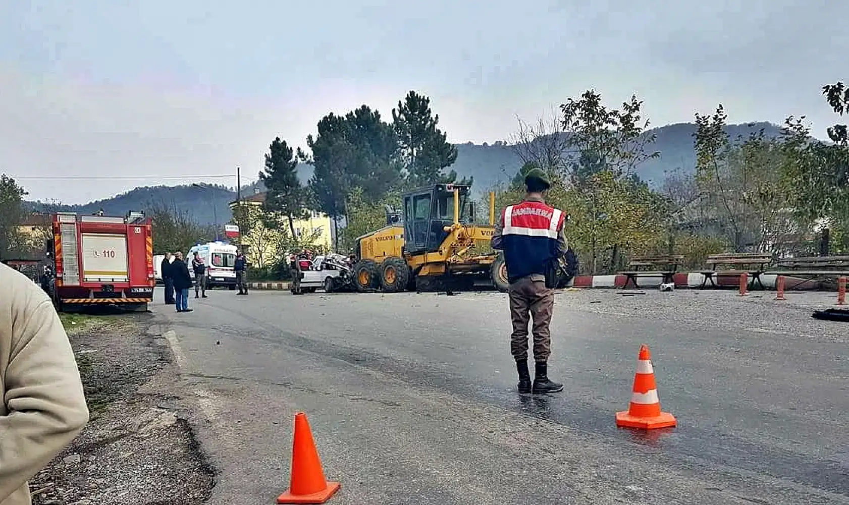 Park halindeki iş makinesine çarptı