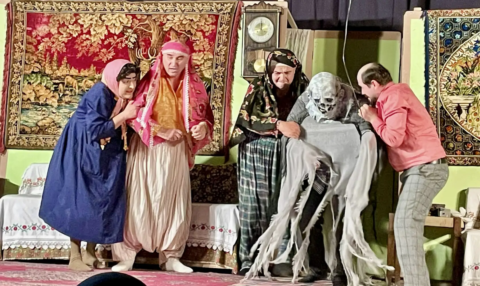 Yazıyor, yönetiyor, oynuyor