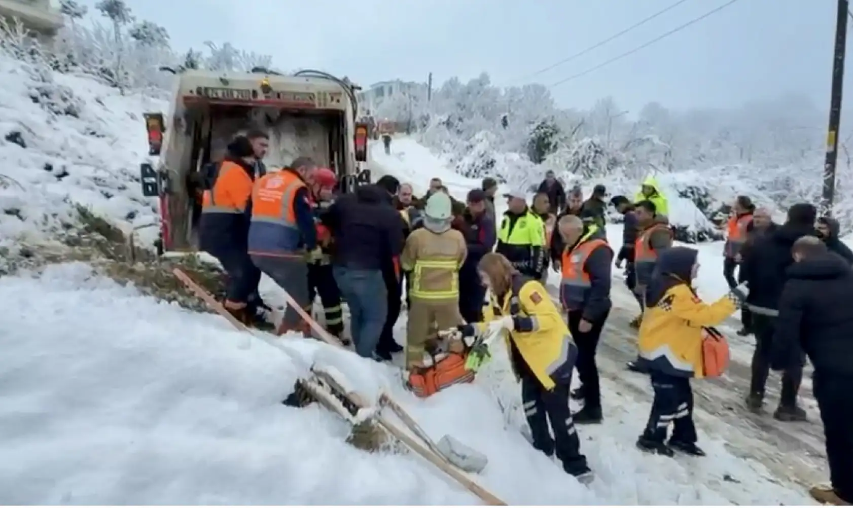 Çöp kamyonunun arkasında sıkıştı