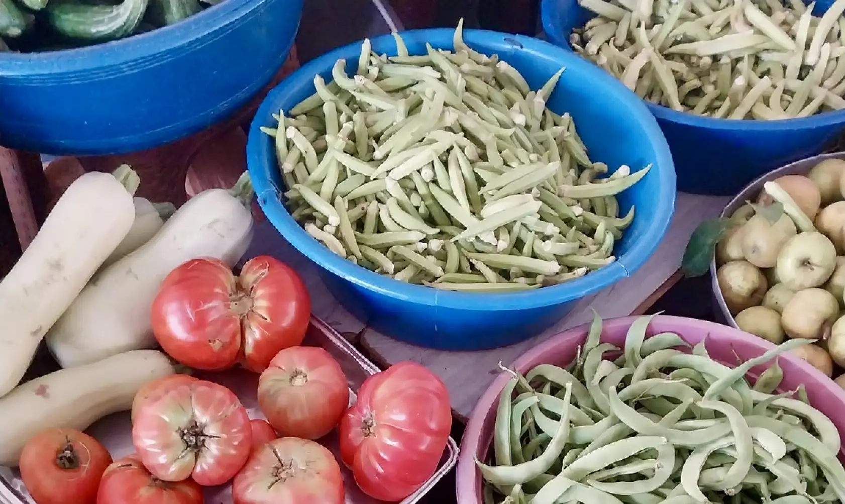 Salı pazarında tezgahların durumu