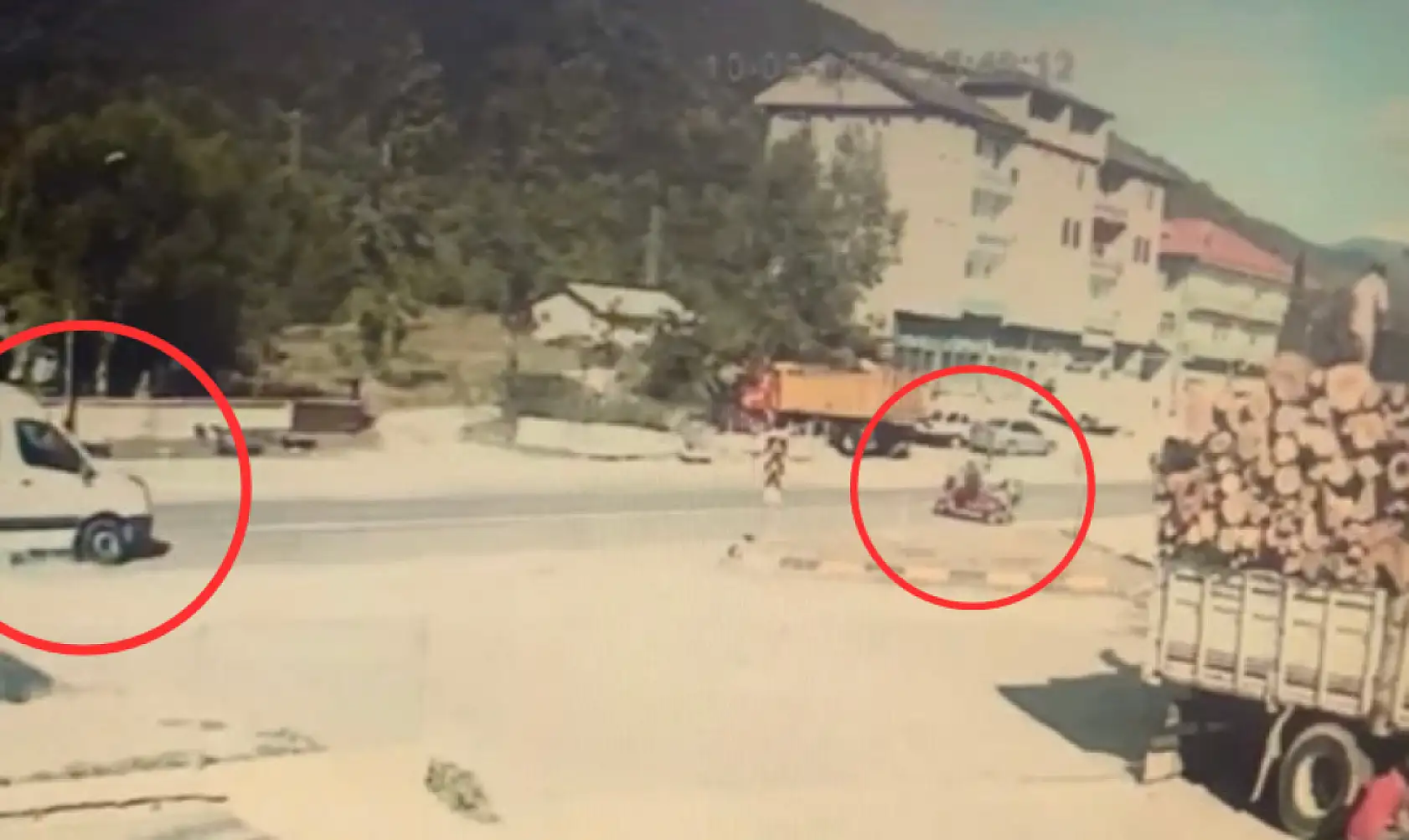 Yolcu minibüsüyle elektrikli bisiklet çarpıştı