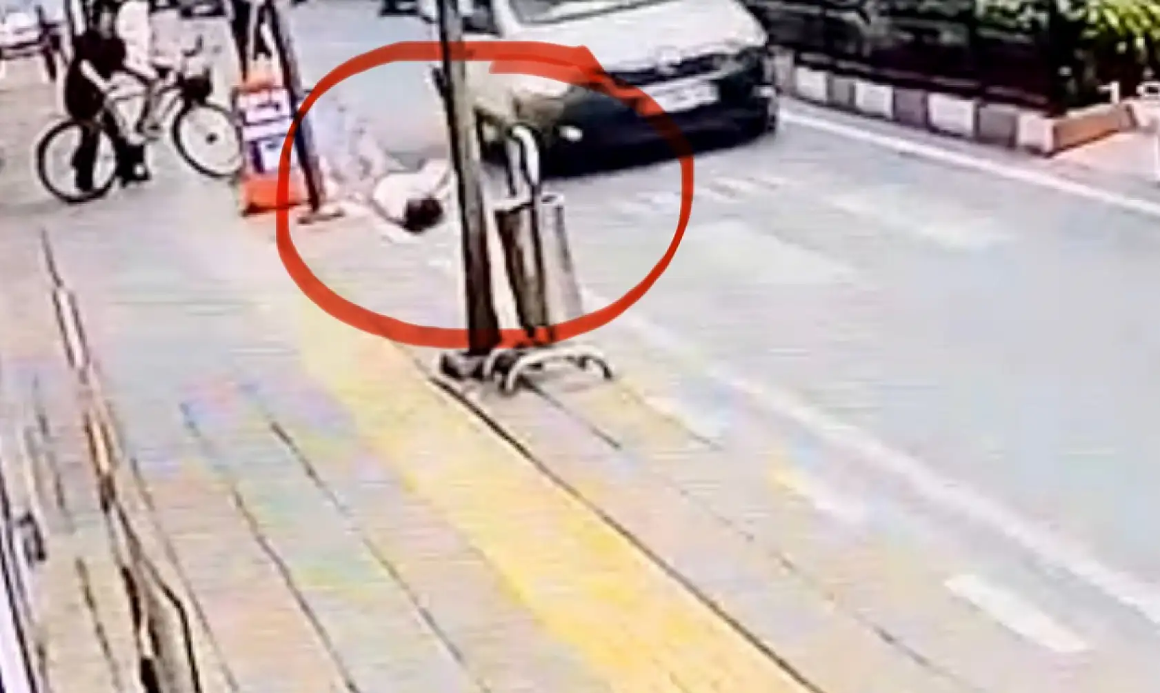 Küçük çocuğa araba çarptı