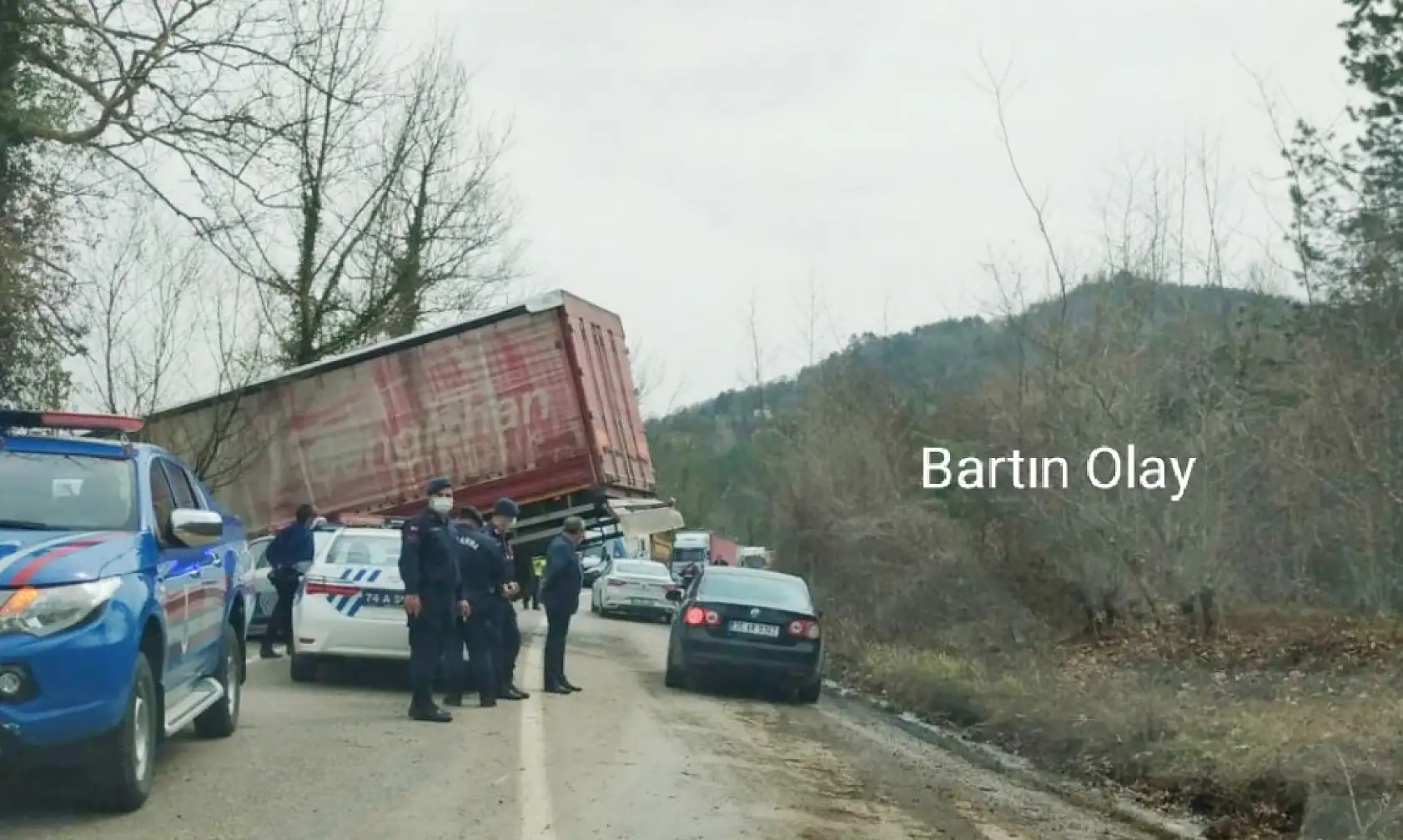 Devrilen tır yolu kapattı