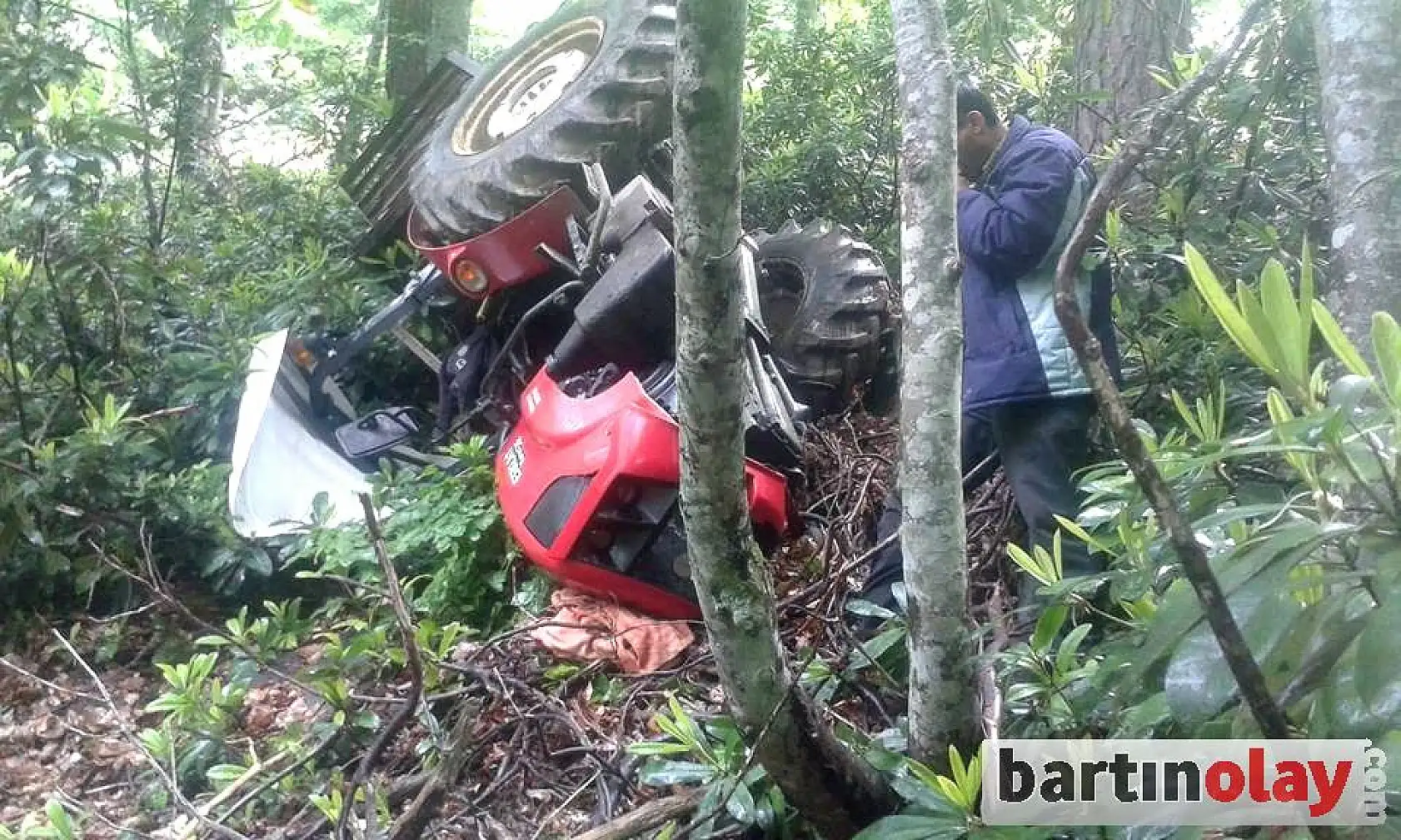 Traktör uçuruma yuvarlandı