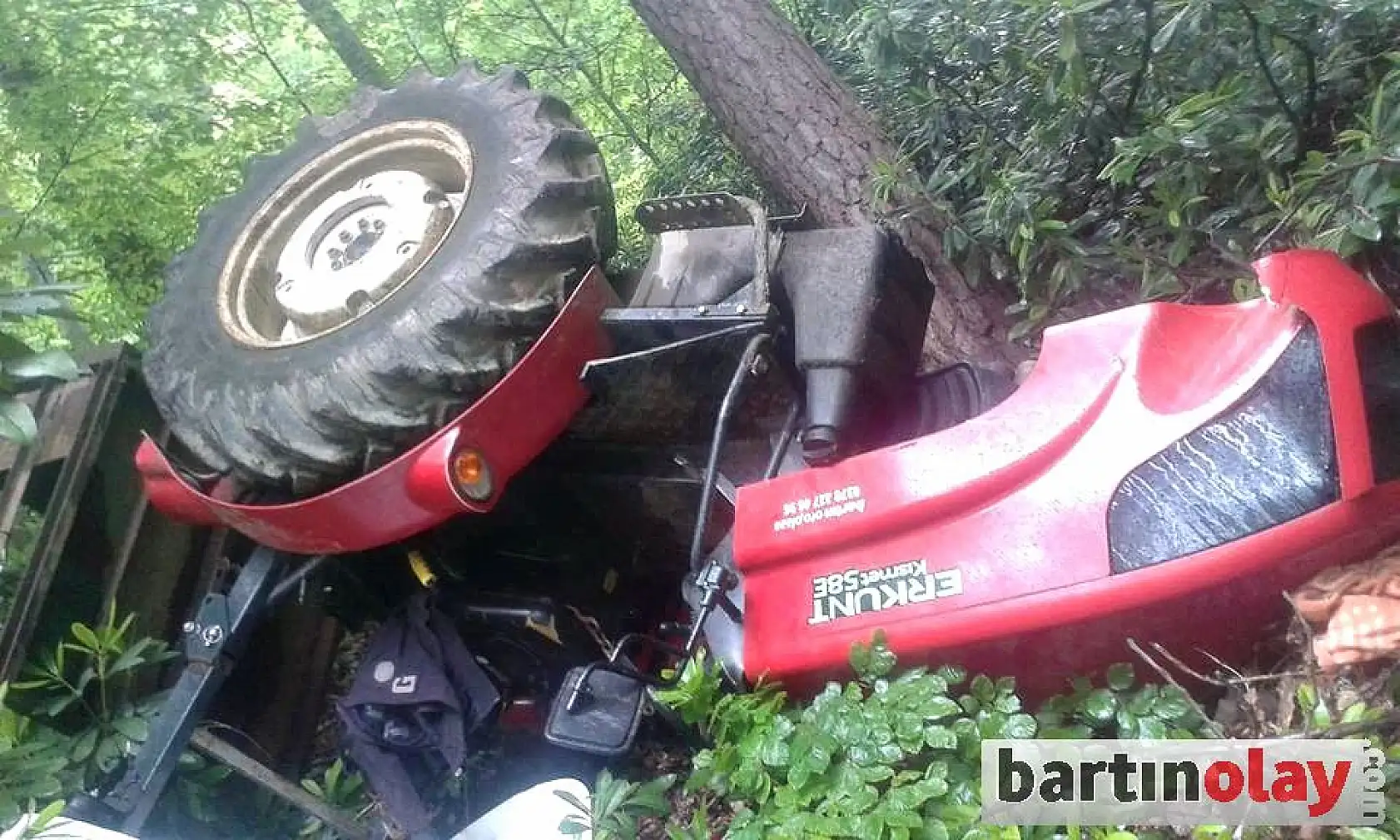 Traktör uçuruma yuvarlandı