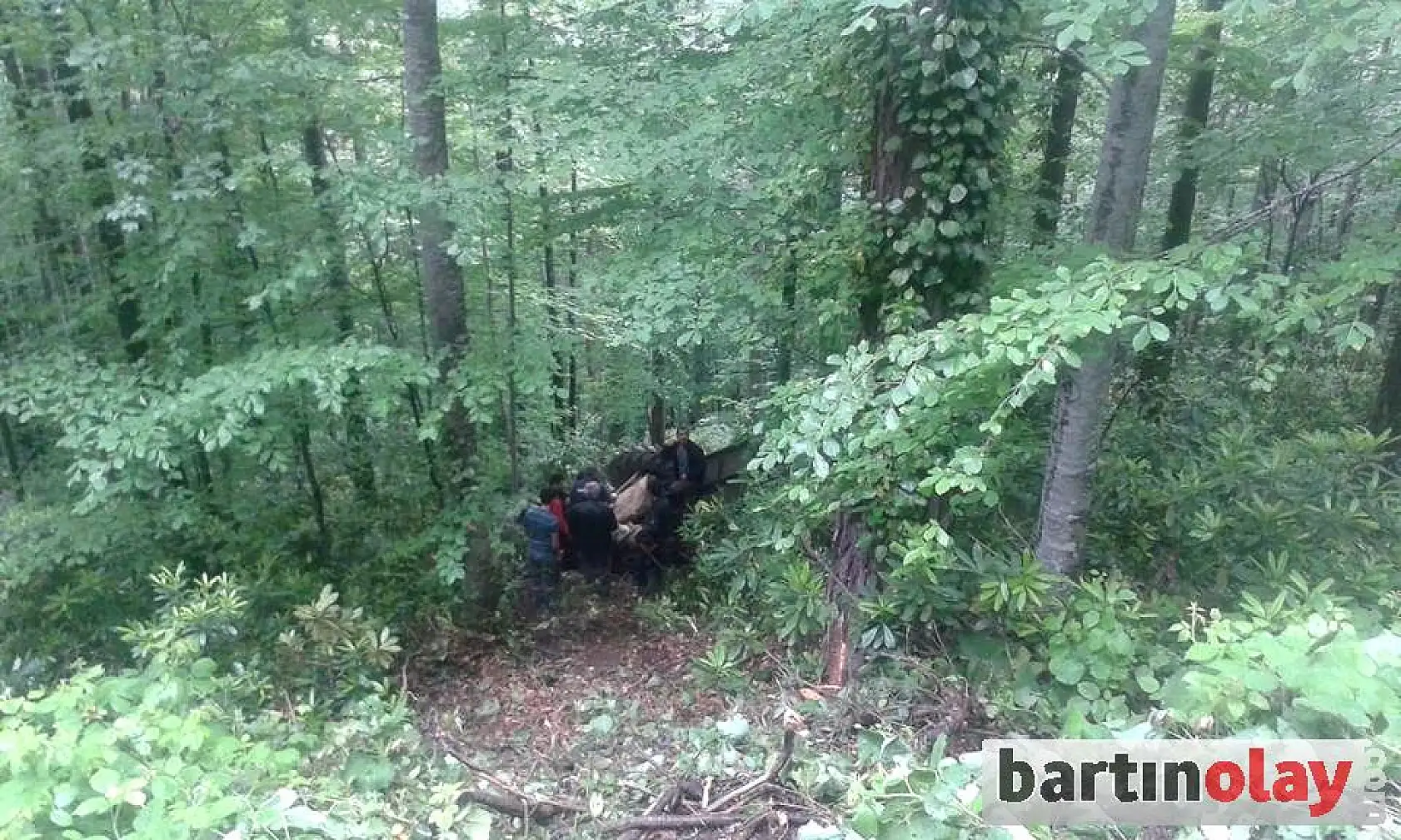 Traktör uçuruma yuvarlandı