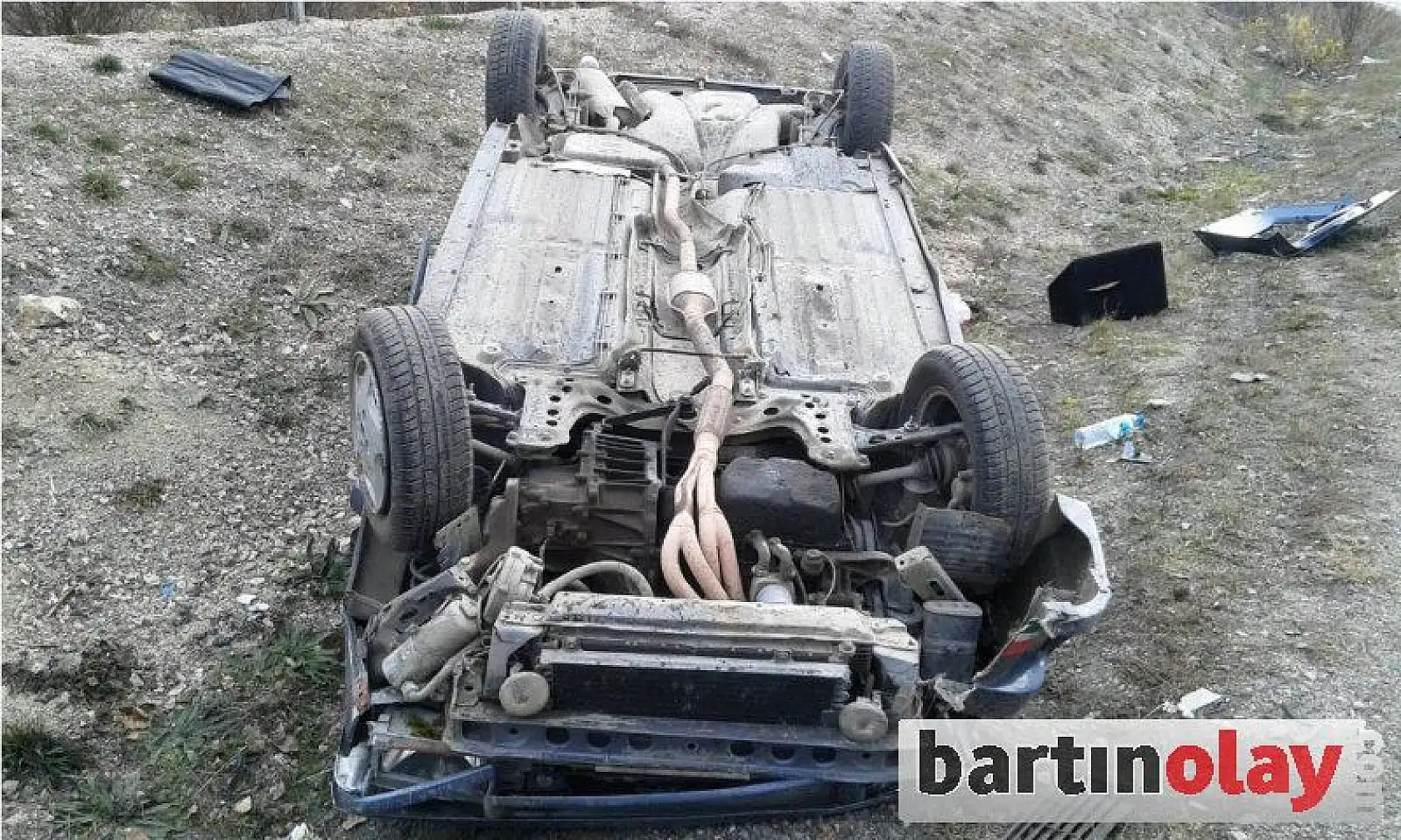 Takla atan otomobil şarampole yuvarlandı