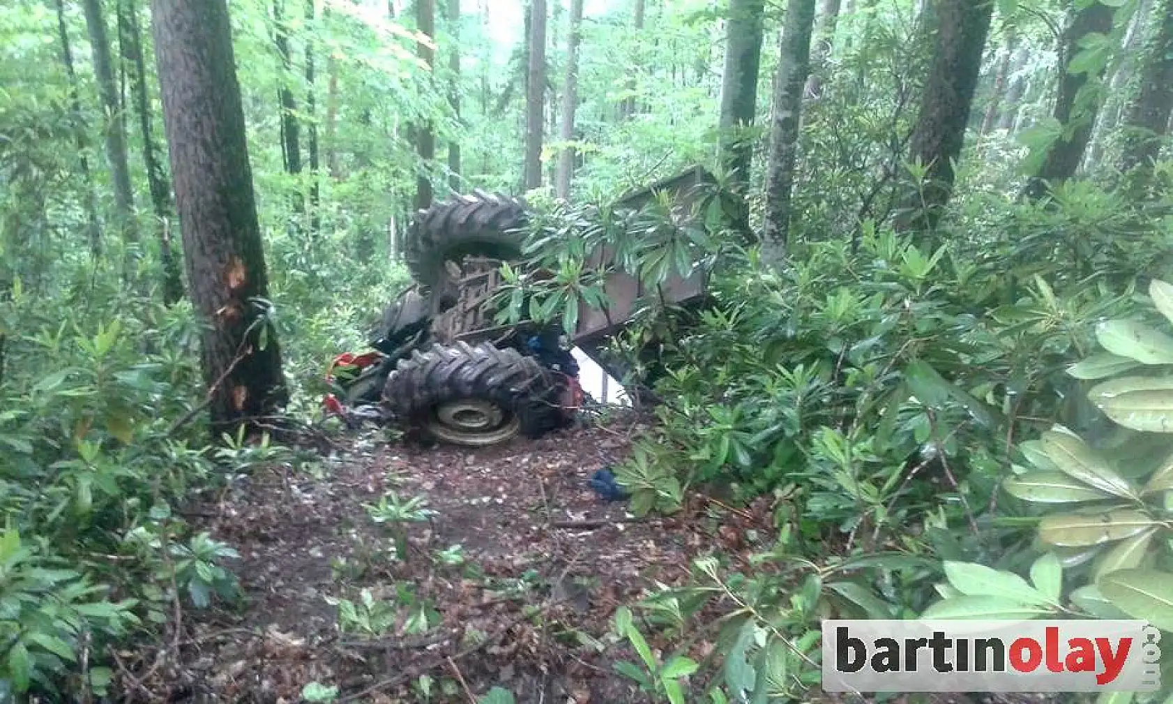 Traktör uçuruma yuvarlandı