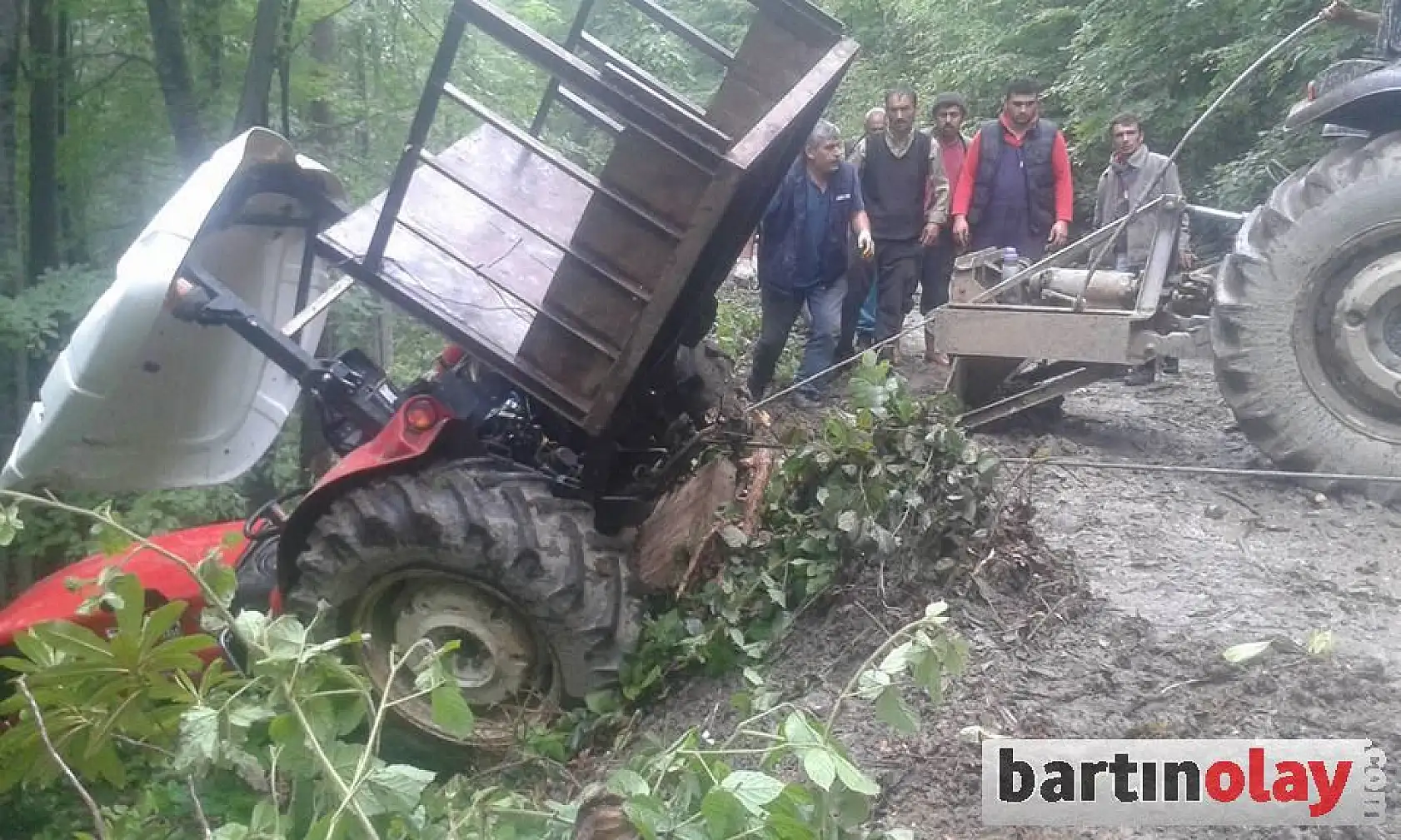 Traktör uçuruma yuvarlandı