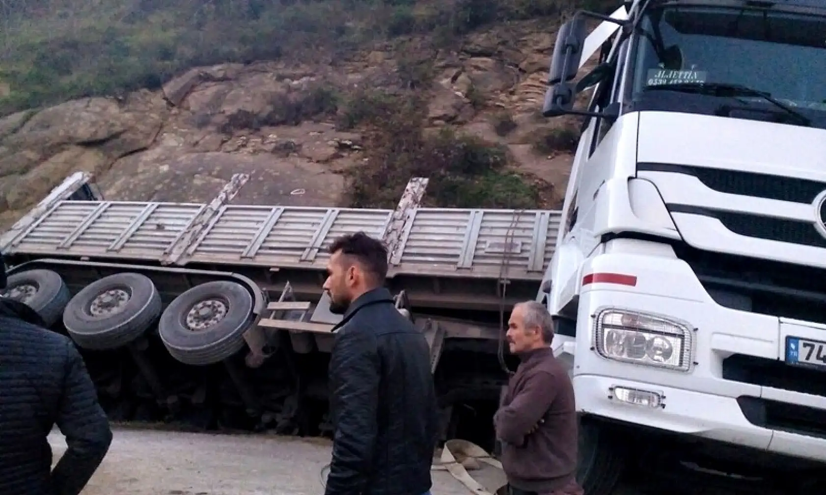 Kömür yüklü tır devrildi