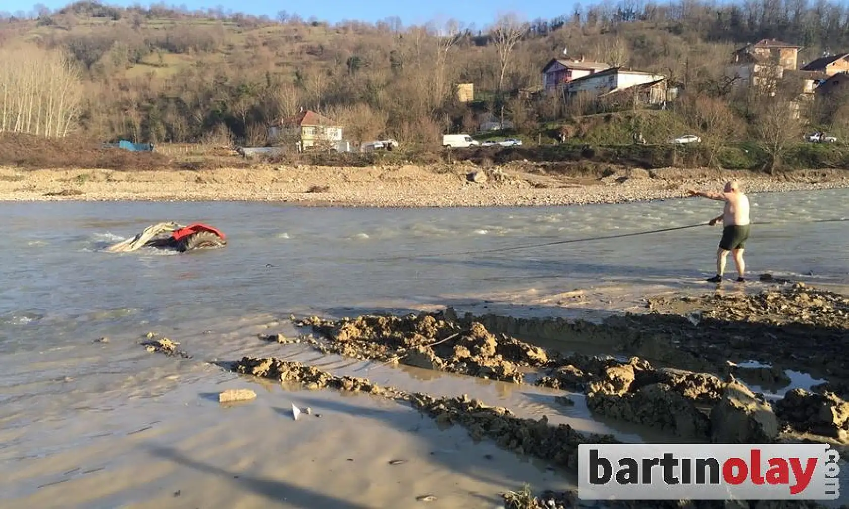 Traktör sulara gömüldü