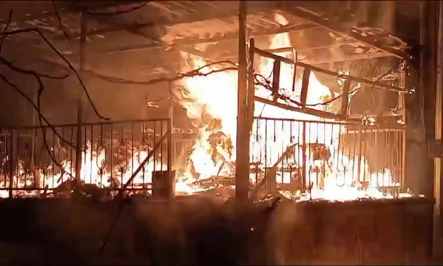 Patlamaların ardından alevler sardı