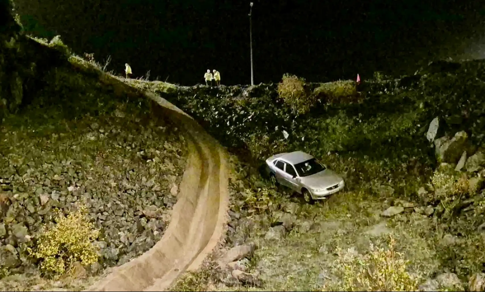 Otomobil viyadükten uçtu