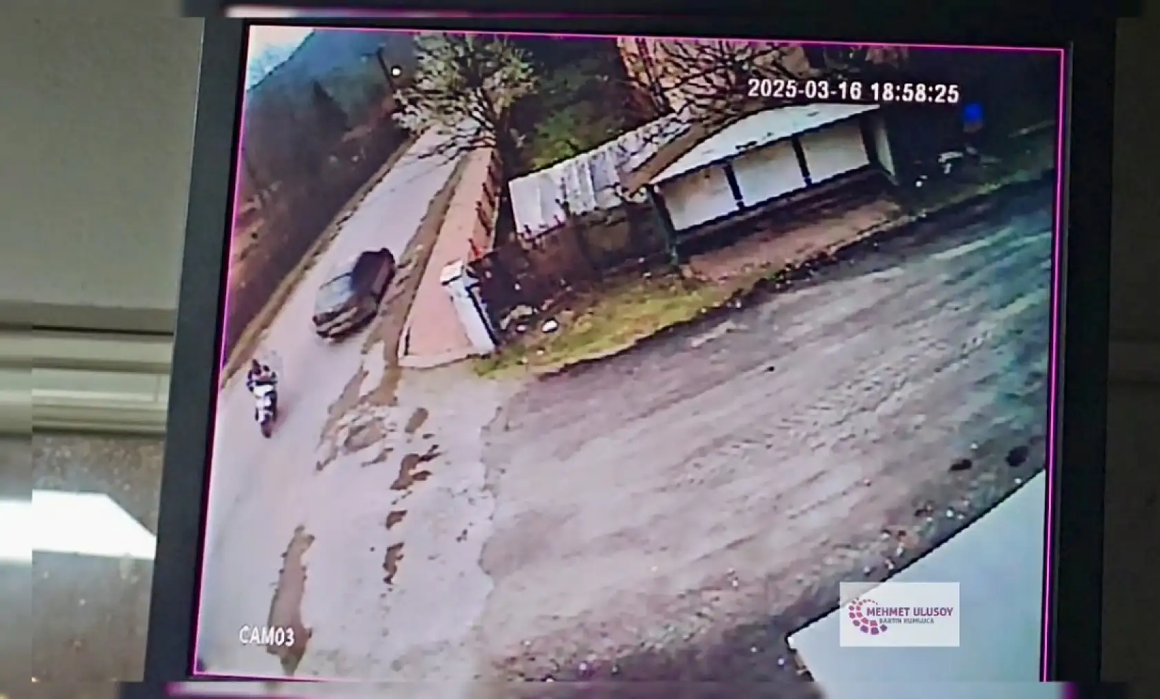 Motorcu aracın üzerinden fırladı