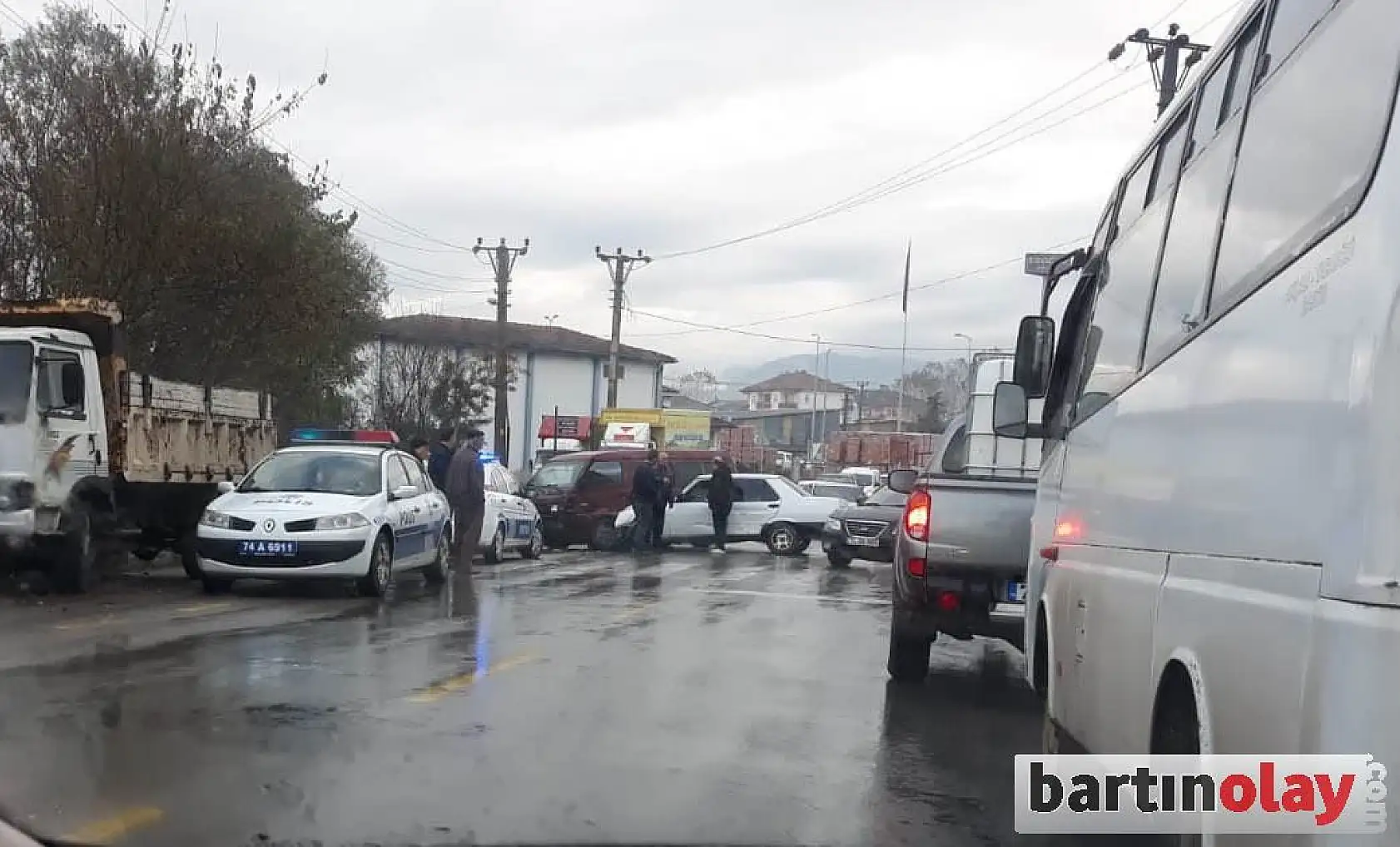 Bartın'da 3 araç çarpıştı