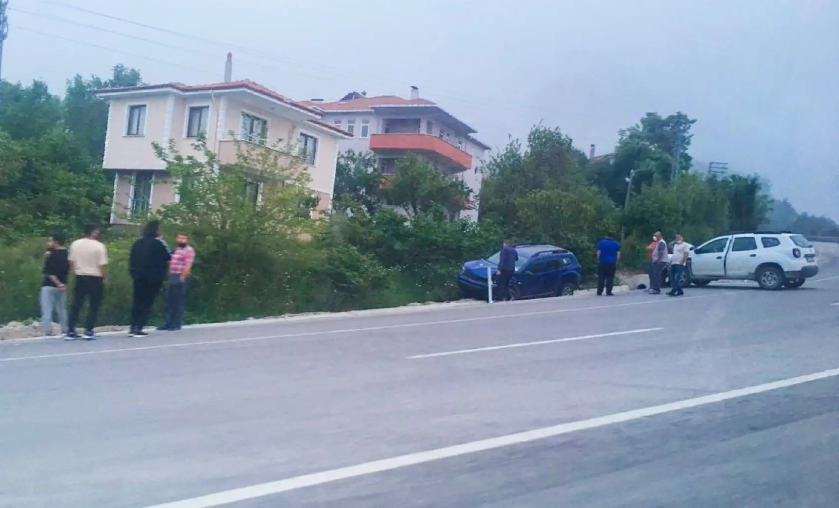 İki araç kafa kafaya çarpıştı