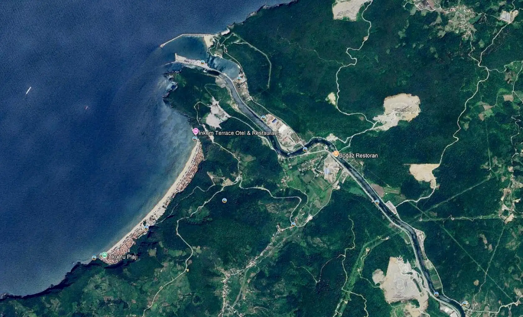 Deniz manzaralı çöplükte çalışma