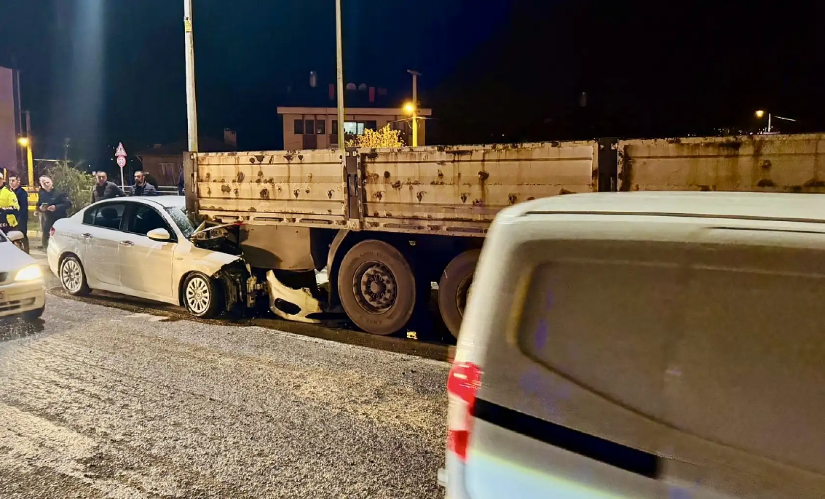 Otomobil tırın altına girdi