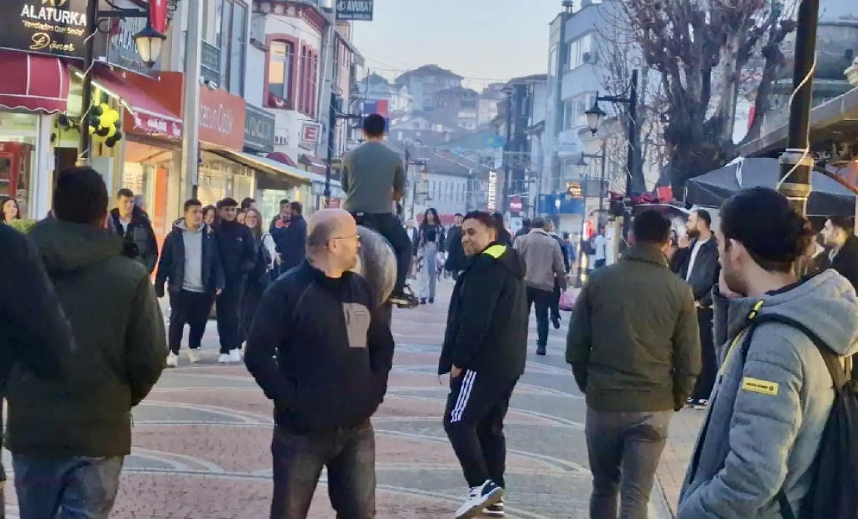 Kalabalık Caddeye Atla Girdi