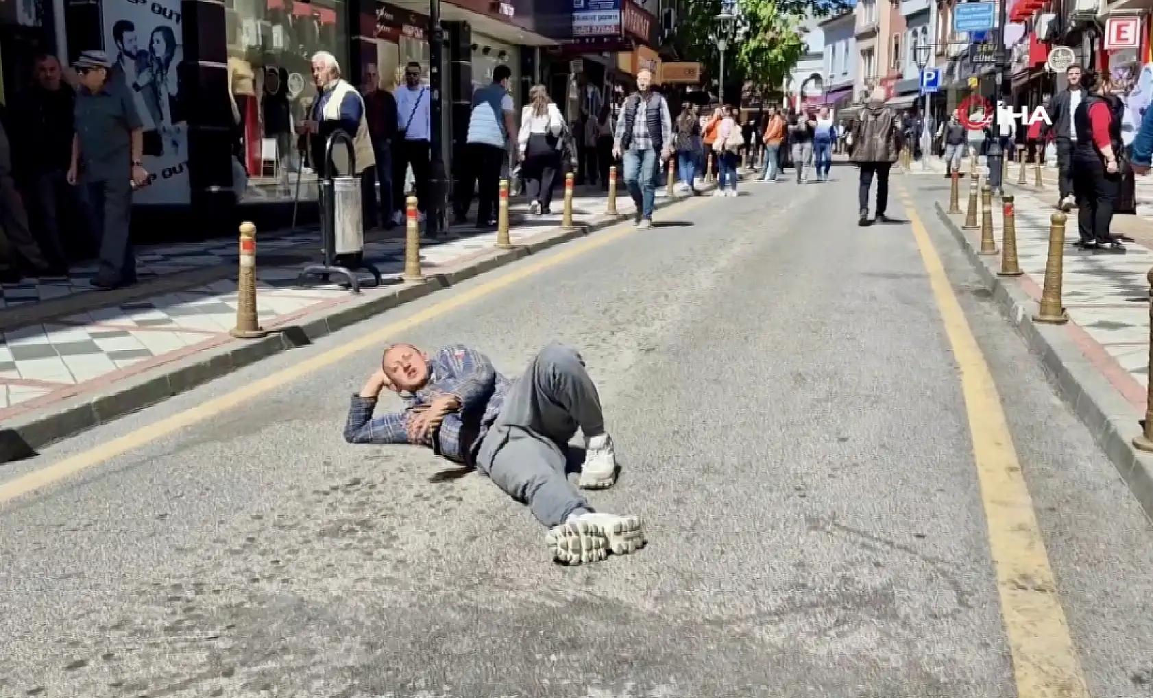 Kapanan caddeden ilginç görüntüler