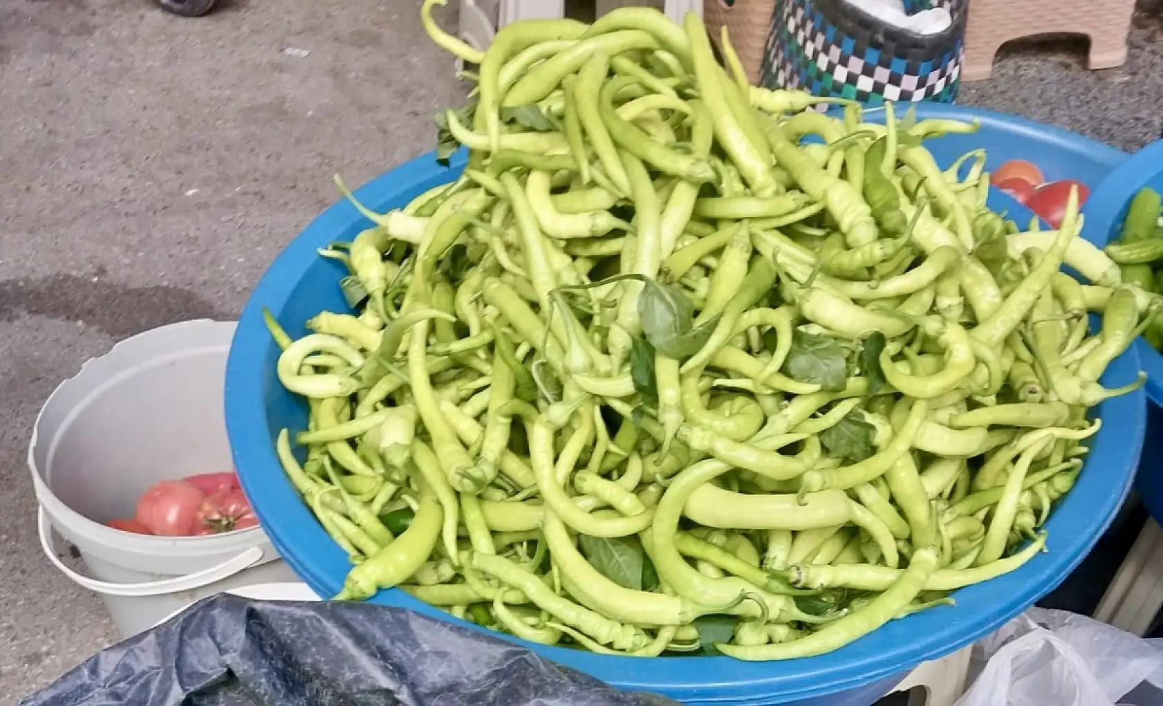 Salı pazarında tezgahların durumu