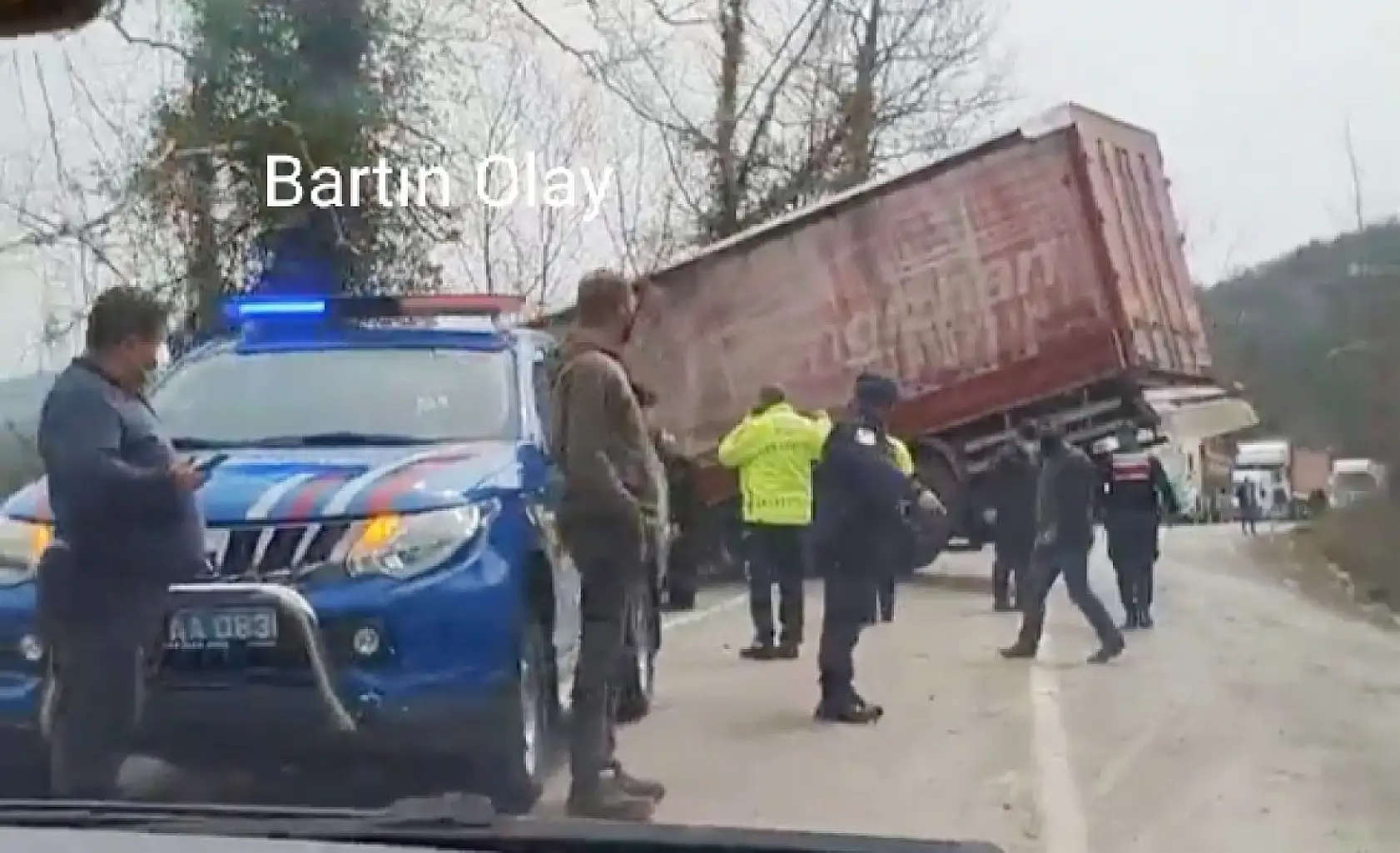 Devrilen tır yolu kapattı